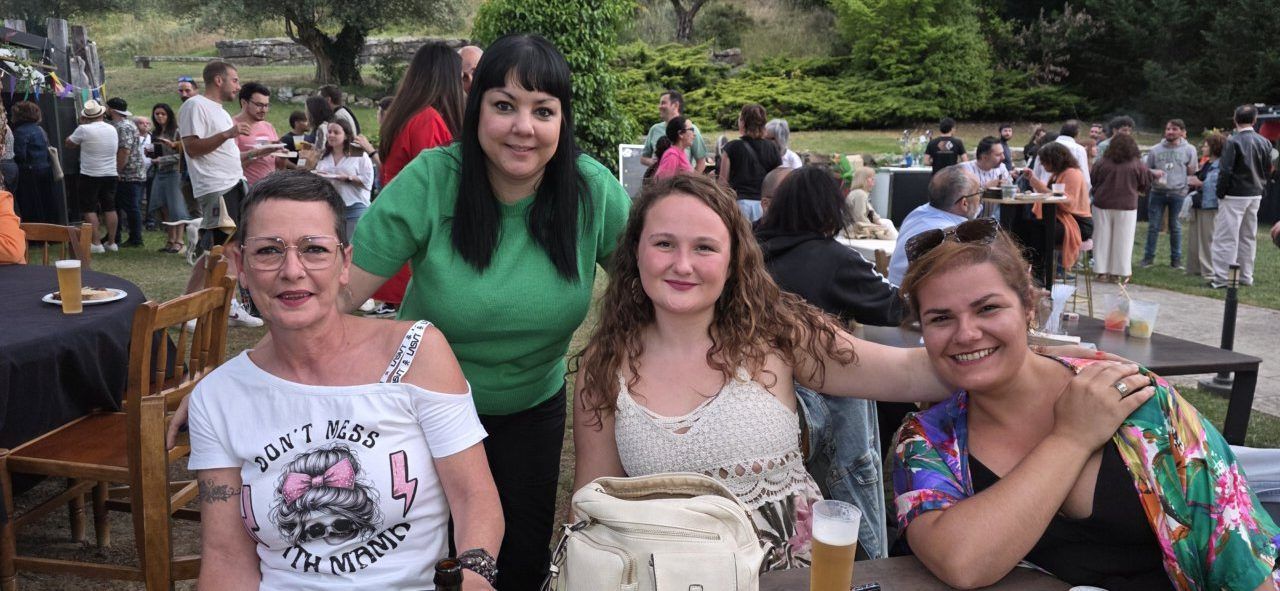 Grupo de personas disfrutando en la inauguración de la terraza de verano.