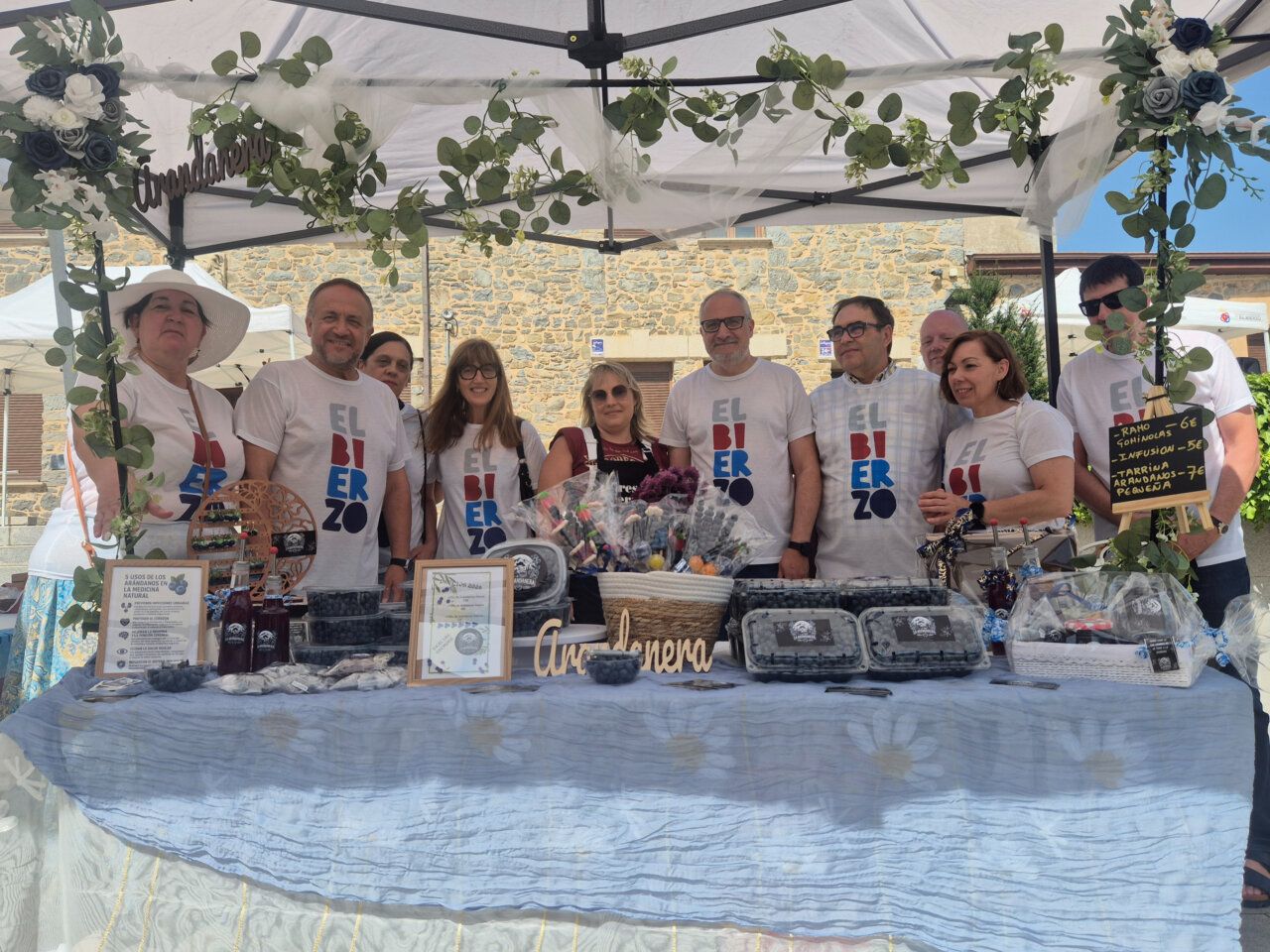 Grupo de personas en la feria Apostando por el Bierzo con productos locales