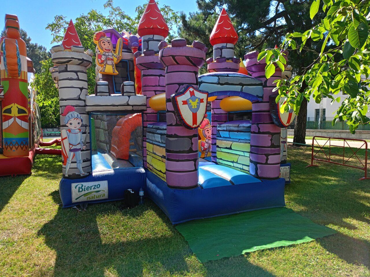Castillo inflable colorido para niños en un evento al aire libre