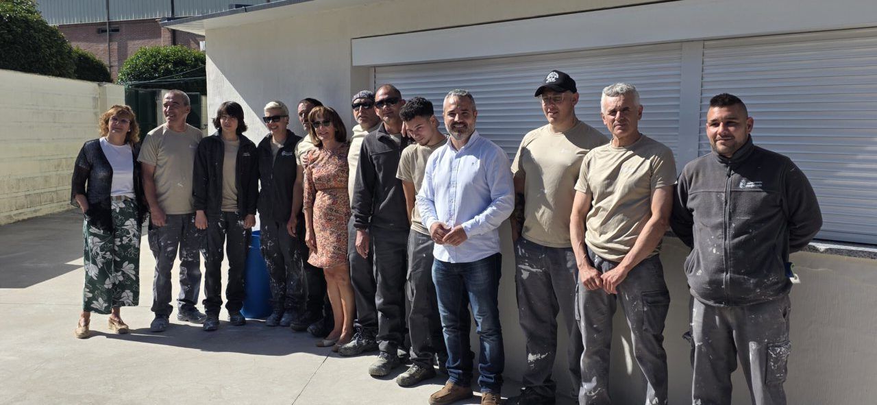 Grupo de personas en la inauguración de la nueva cafetería en las piscinas de Flores del Sil