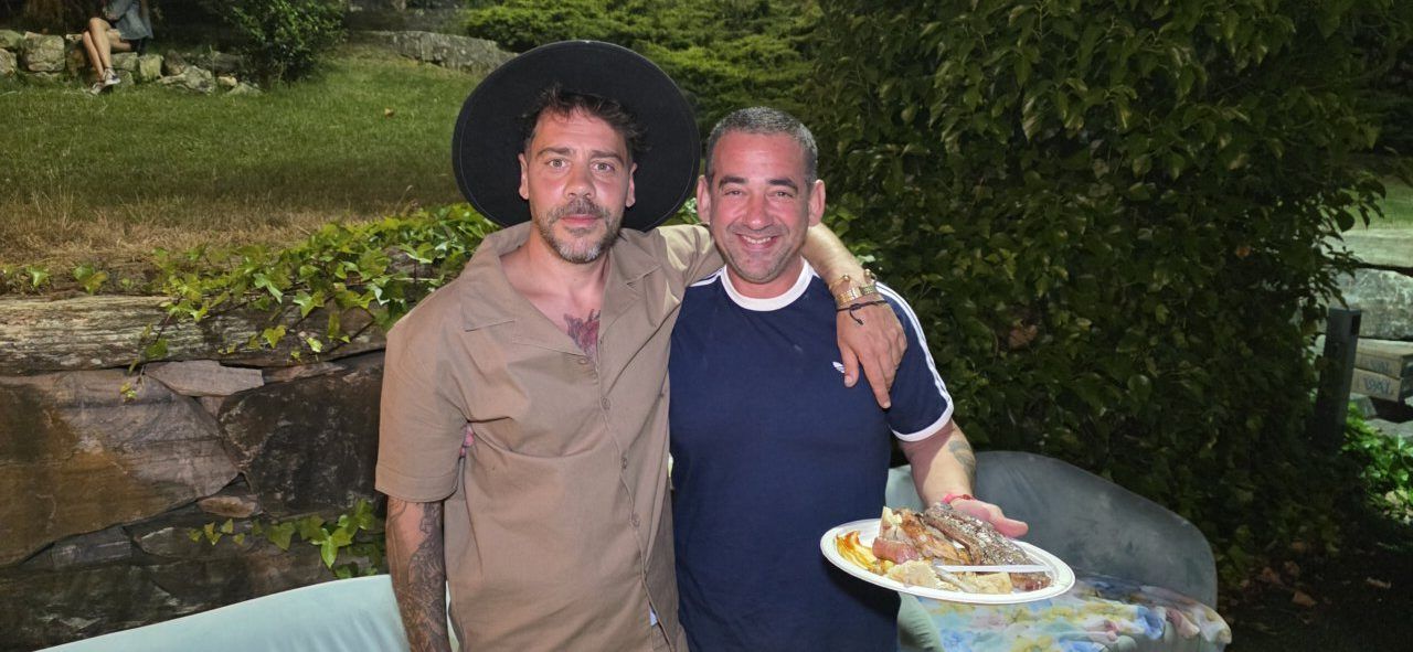 Dos hombres sonrientes en la inauguración de la terraza de verano.