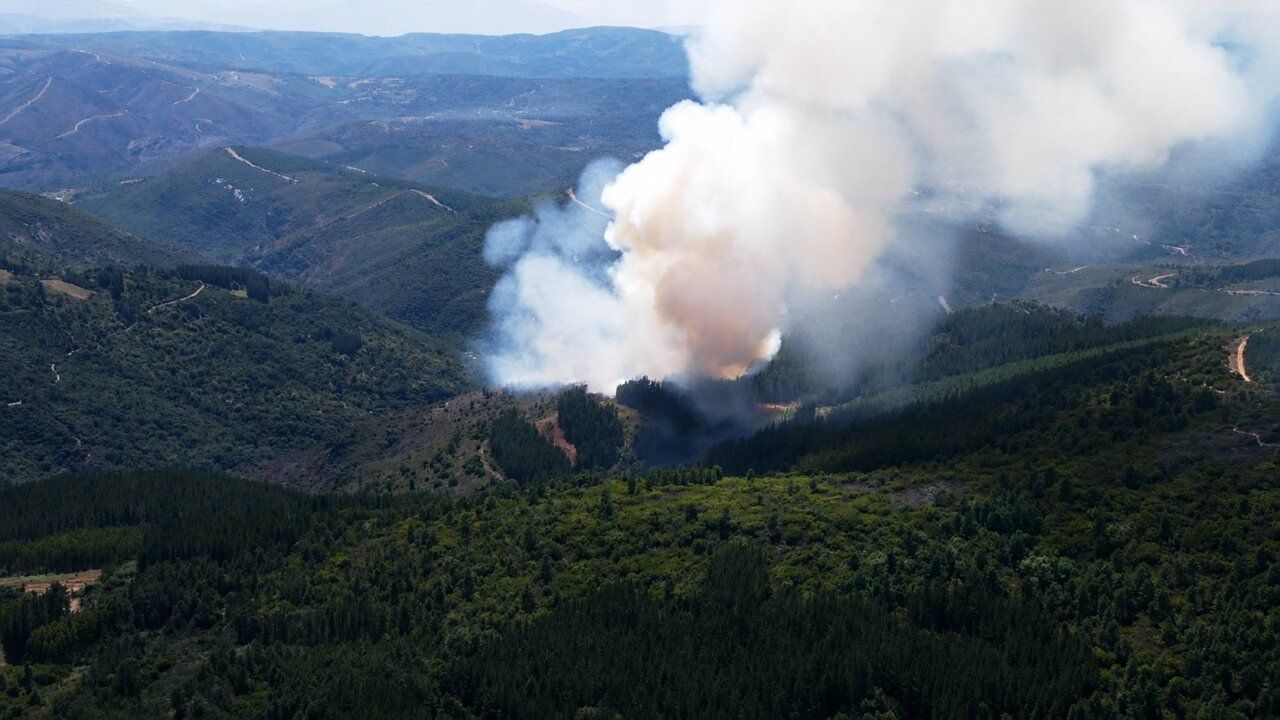 Vista aérea de un incendio forestal en Sancedo con humo y vegetación
