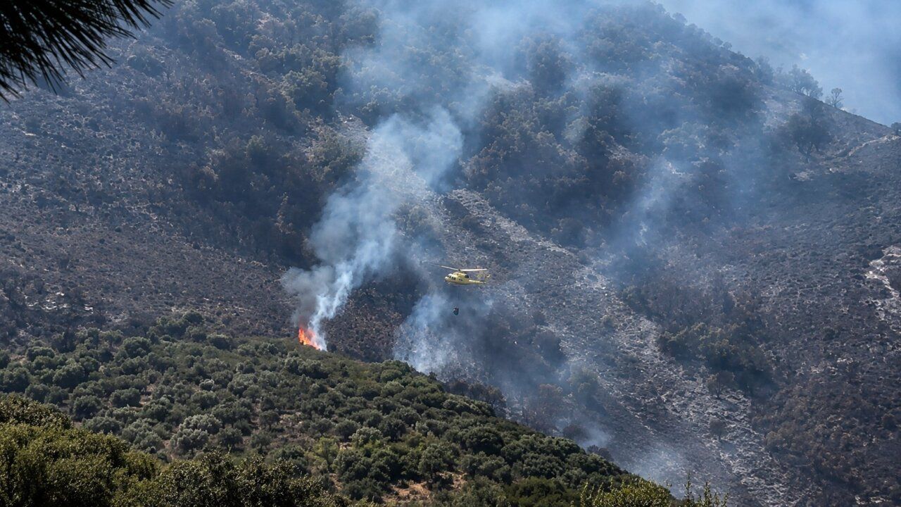 Helicóptero apagando incendio forestal en Vega de Espinareda