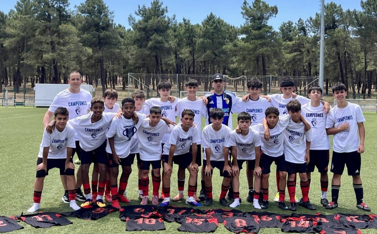 Equipo Infantil B de la SD Ponferradina celebrando su ascenso