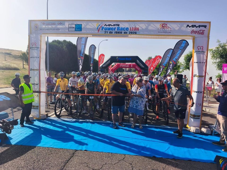 Inauguración de la MMR Power Race León Gravel con ciclistas y autoridades
