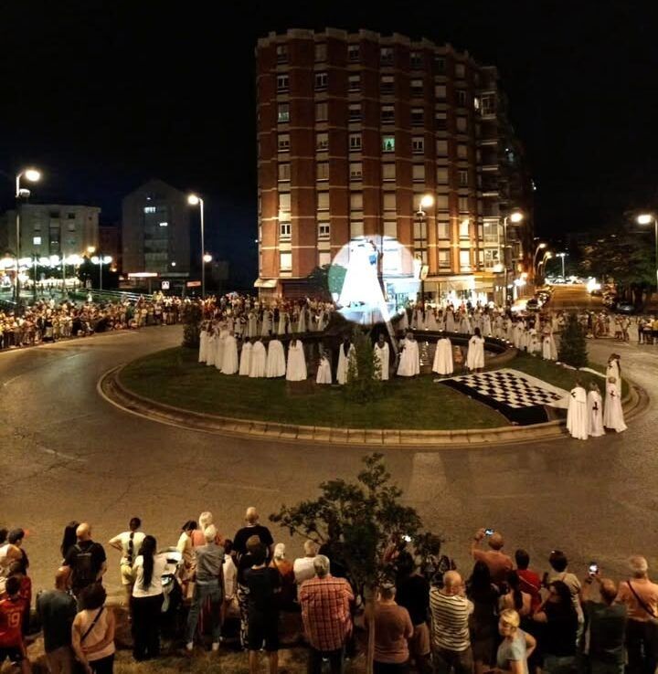 Ceremonia de la Noche Templaria en Ponferrada con asistentes y música.