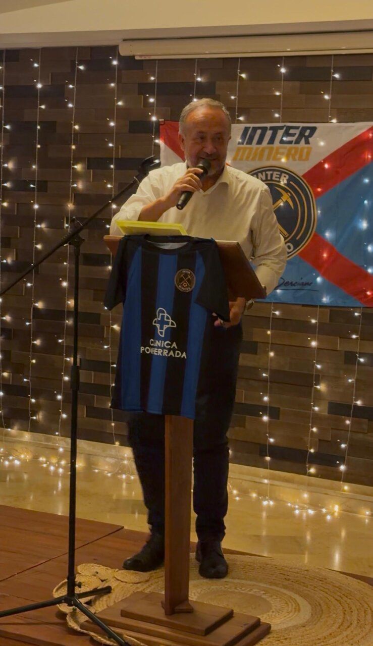 Presentación del club Inter Minero con camiseta y micrófono