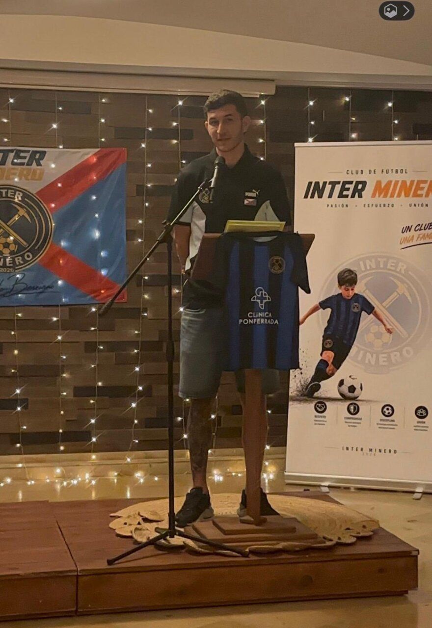 Presentación del Club Deportivo Inter Minero con un joven en el escenario