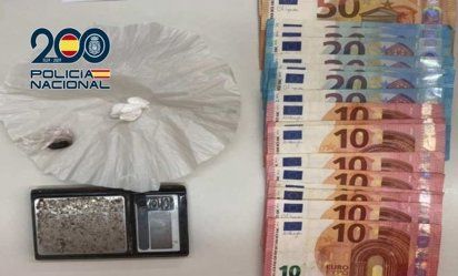 Intervención policial con dinero y sustancias en una balanza