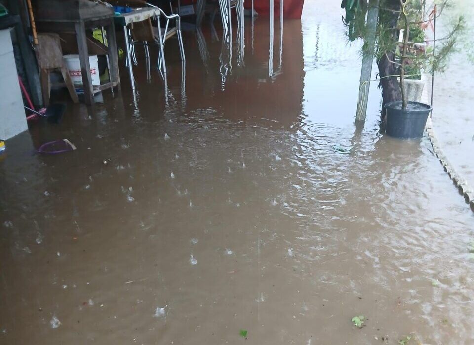 Inundaciones en un área afectada de Valverde de la Virgen con agua estancada