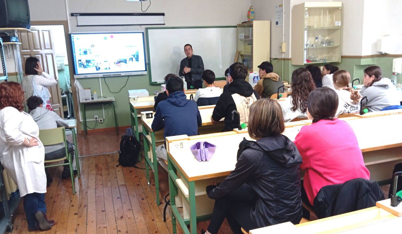 Investigadores y estudiantes en charla sobre diatomeas en laboratorio