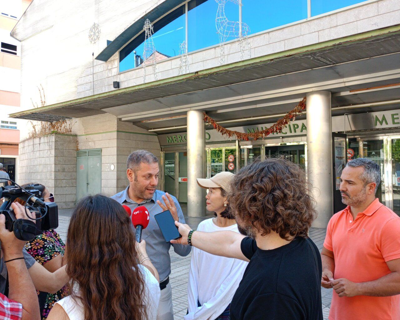 Iván Alonso atendiendo a medios de comunicación en Ponferrada
