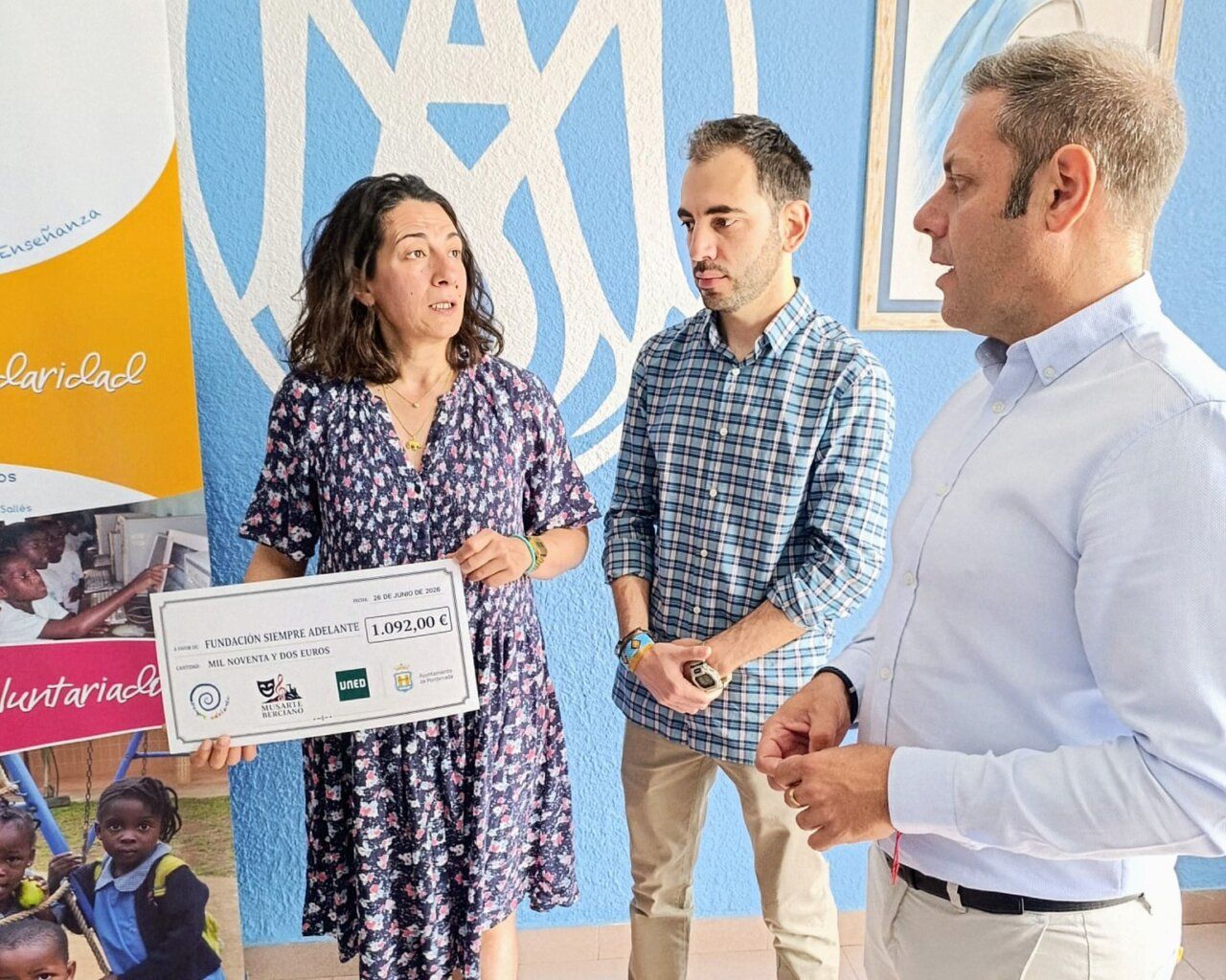 Ivan Alonso con representantes de la Fundación Siempre Adelante mostrando un cheque