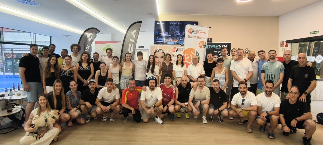 Grupo de participantes en el IX Torneo Solidario de Pádel en Ponferrada