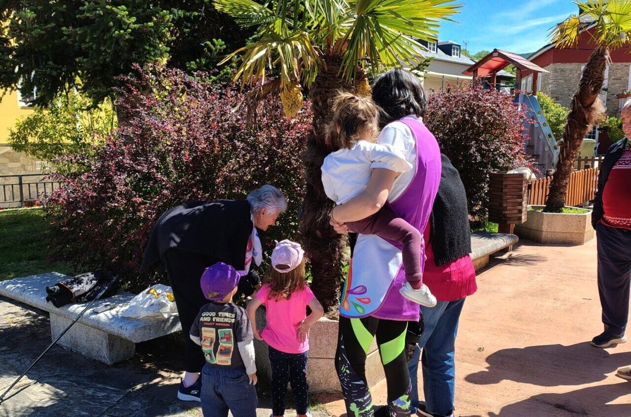 Niños y adultos en un jardín intergeneracional en El Bierzo