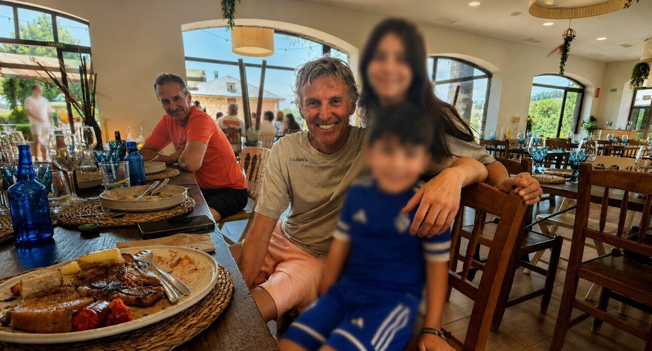 Jesús Calleja disfrutando de la comida en el Mesón Real de Molinaseca