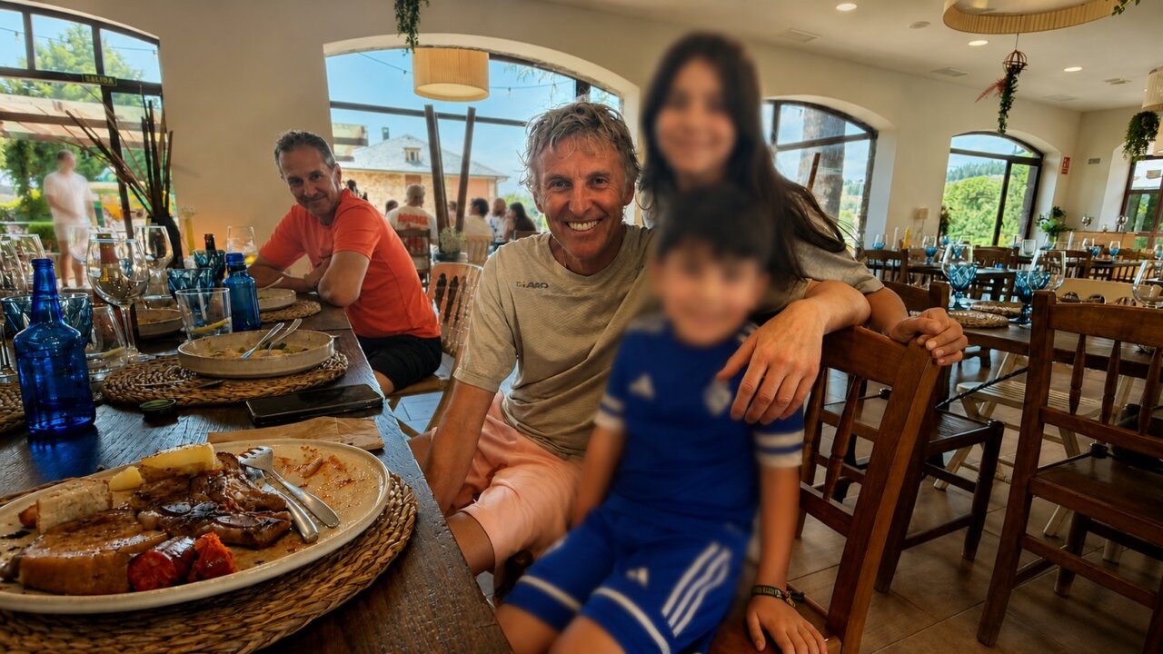 Jesús Calleja disfrutando de la comida en el Mesón Real de Molinaseca