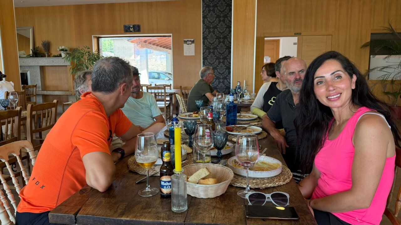 Grupo de personas disfrutando de una comida en el Mesón Real de Molinaseca