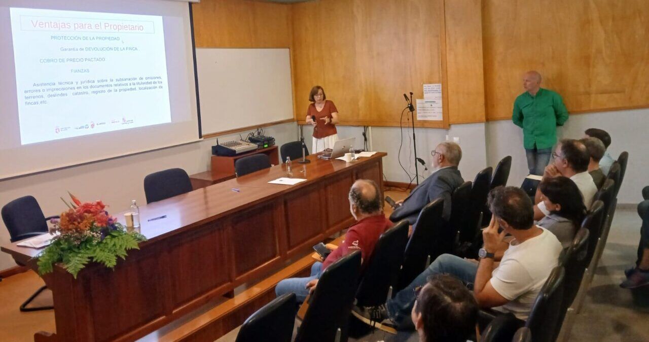 Presentación sobre el Banco de Tierras en una jornada en Canarias