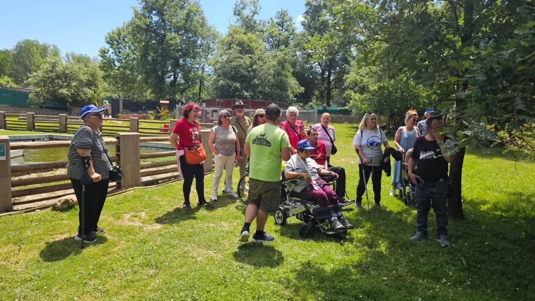 Grupo de personas disfrutando de una jornada en la Finca Fiyuelo