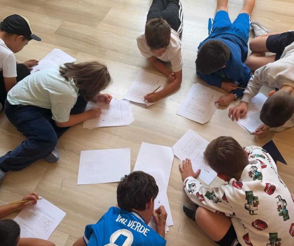 Alumnos de 3º participando en actividades educativas en grupo