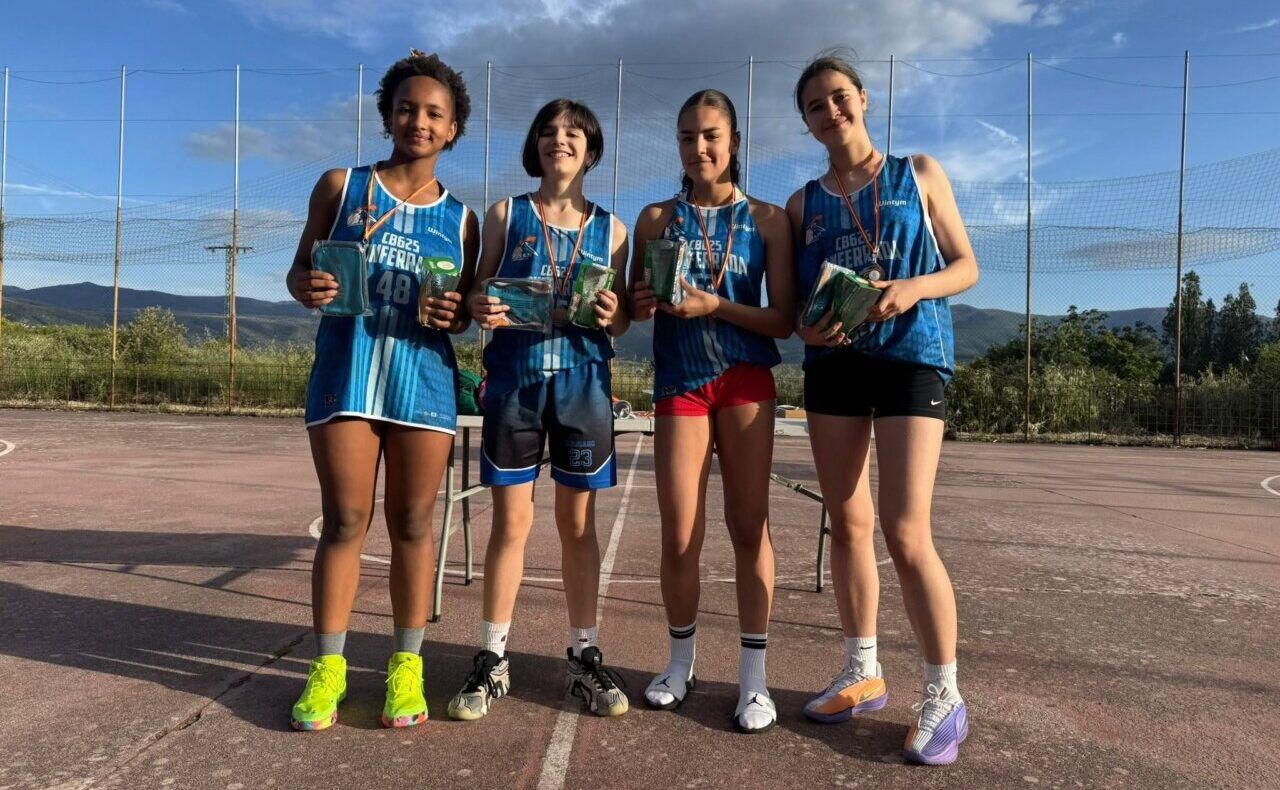 Jugadores sosteniendo trofeos en un torneo de baloncesto 3x3