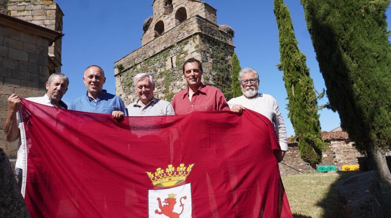 Representantes de UPL sosteniendo una bandera en un lugar emblemático de Salamanca