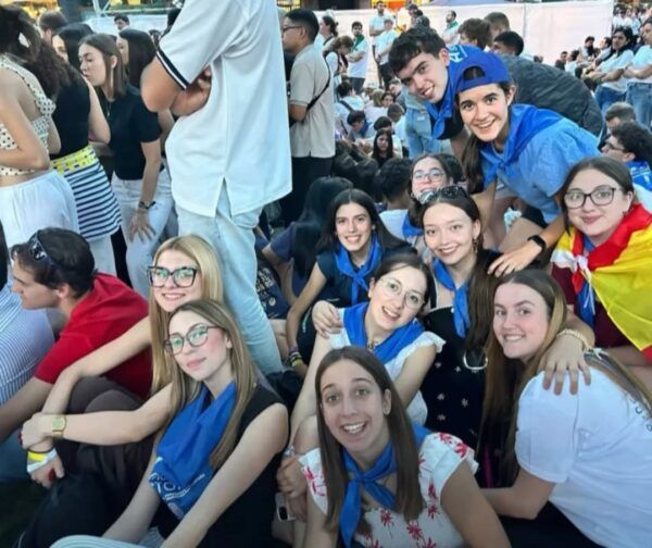 Grupo de jóvenes de La Bañeza en un encuentro con el Papa León XIV.