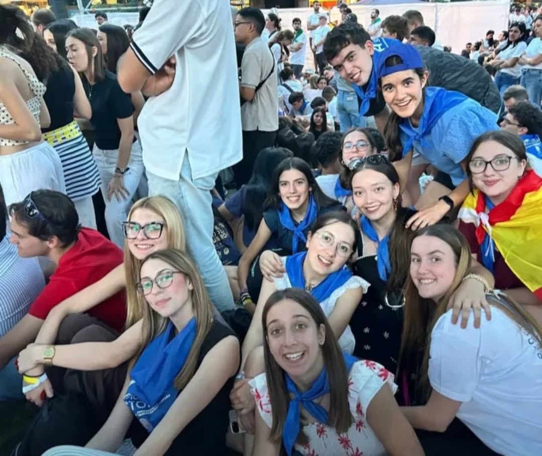 Grupo de jóvenes de La Bañeza en un encuentro con el Papa León XIV.