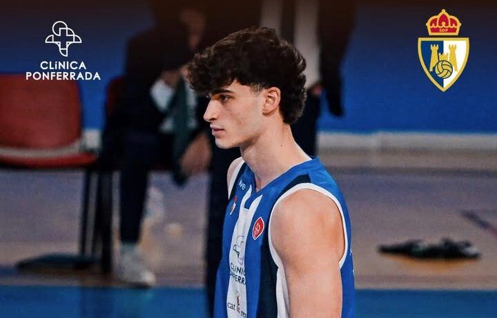 Juan Chacón en la cancha de baloncesto con camiseta del Clínica Ponferrada