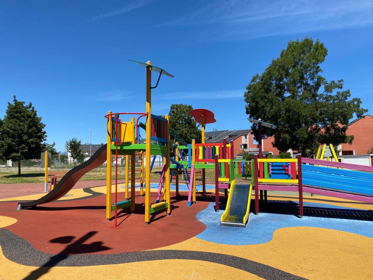 Parque infantil colorido con toboganes y estructuras de juego en Compostilla