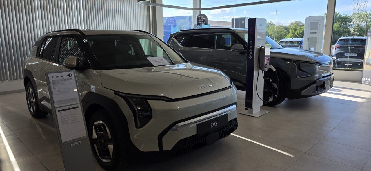 Vista del nuevo Kia EV2 y EV3 en concesionario Hipergar Kia Camponaraya