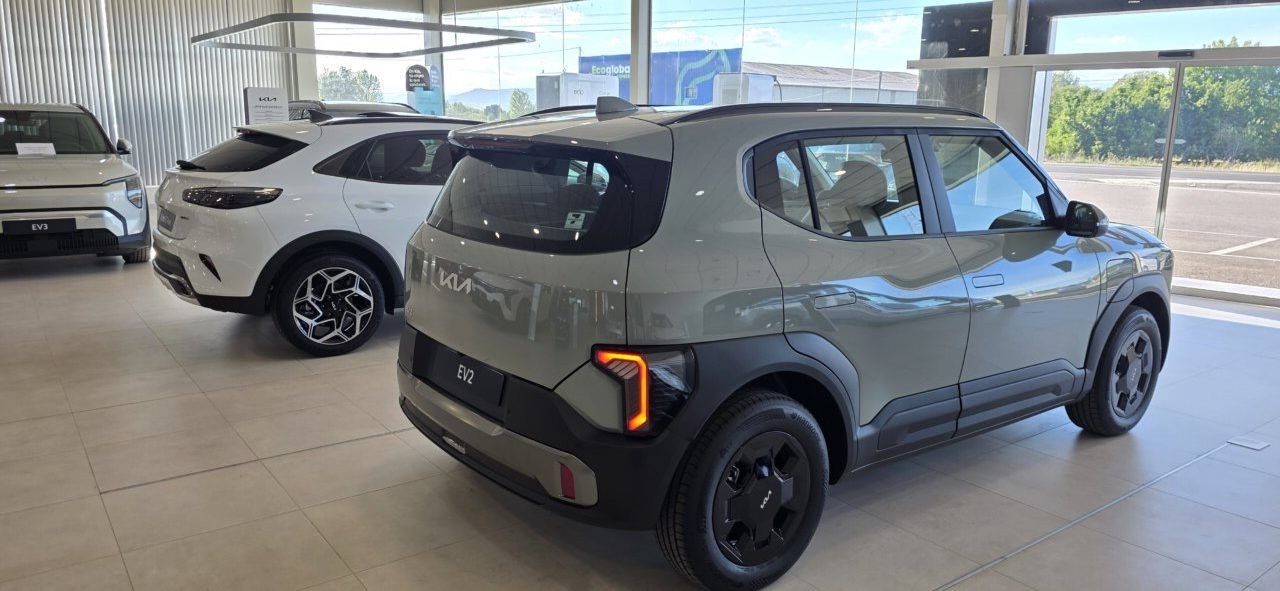 Vista trasera del Kia EV2 en el concesionario Hipergar Kia Camponaraya