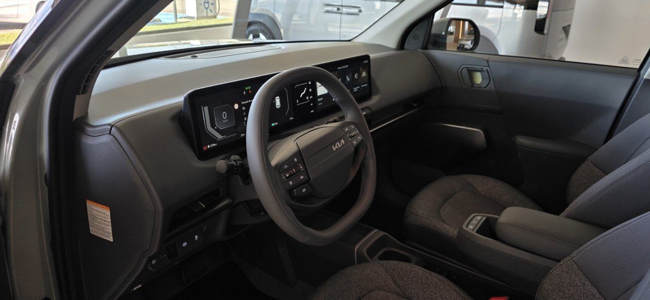 Interior del Kia EV2 mostrando el volante y pantalla digital