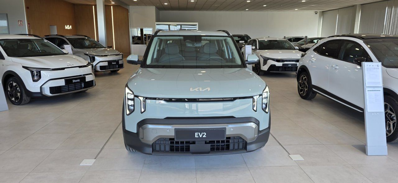 Vista frontal del nuevo Kia EV2 en un concesionario