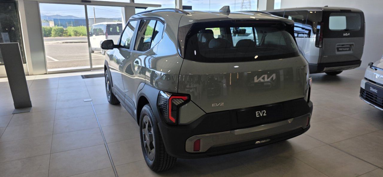 Vista trasera del nuevo Kia EV2 en concesionario