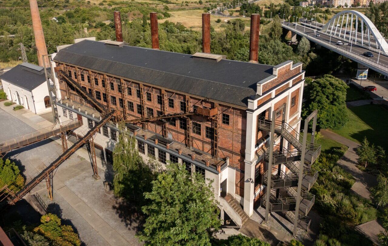 Vista aérea de La Fábrica de Luz, antiguo museo de energía en Ponferrada