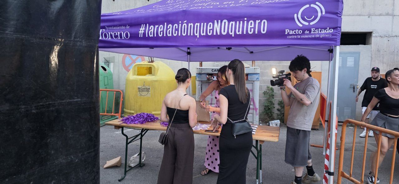 Carpa informativa sobre violencia de género en las fiestas de San Juan en Toreno