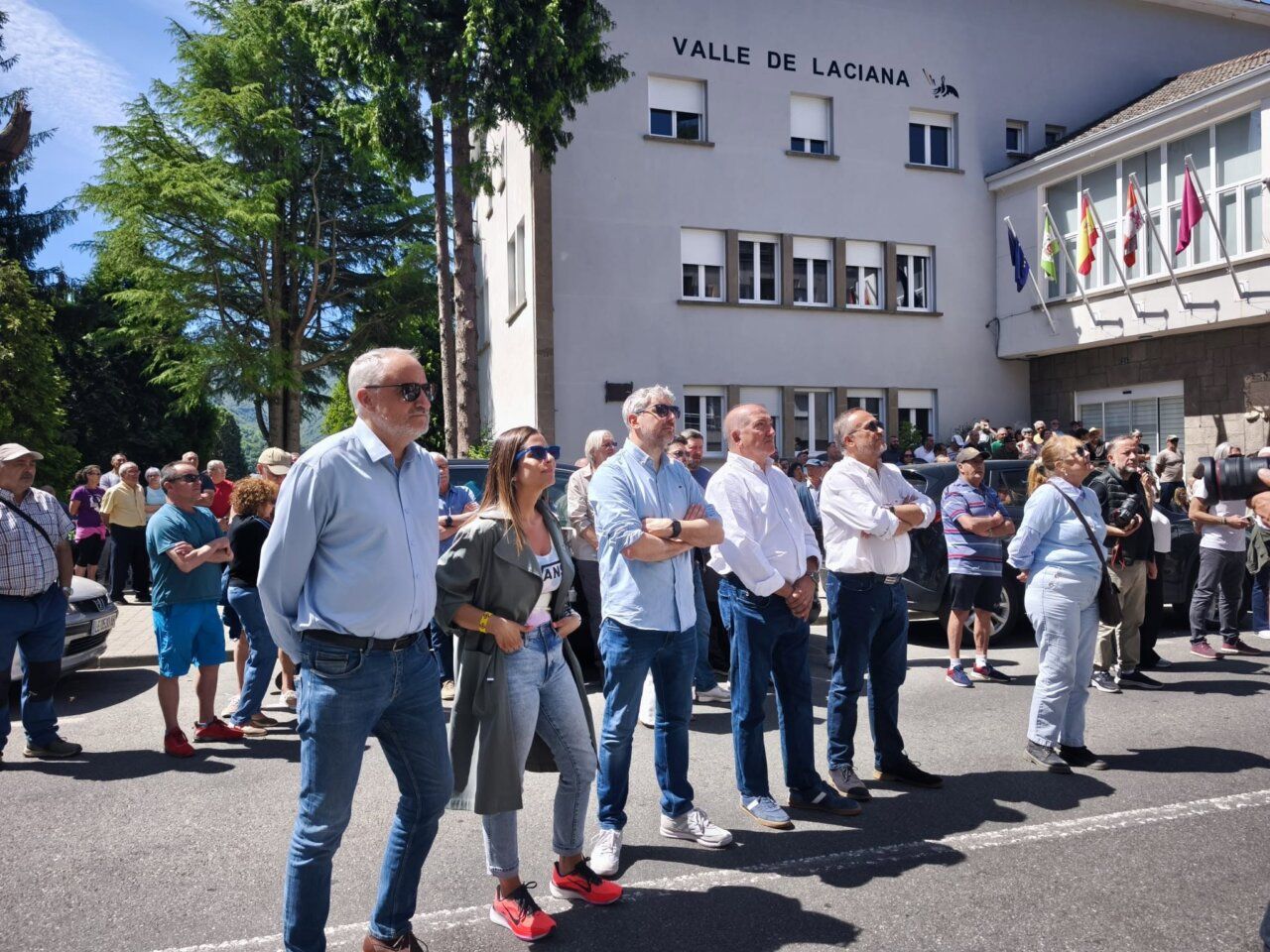 Manifestación en Laciana con participantes frente al Ayuntamiento