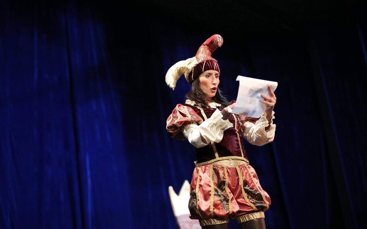 Actriz en escena durante una representación teatral en León