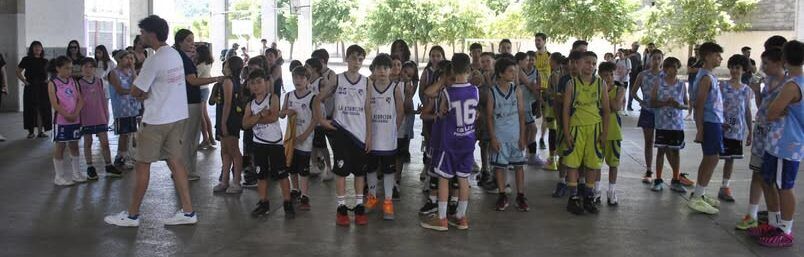 Niños en camisetas de baloncesto en la final de la liga escolar