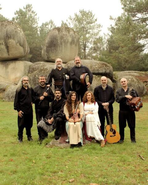 Luar Na Lubre, banda de música gallega, en un entorno natural