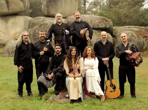 Luar Na Lubre, banda de música gallega, en un entorno natural