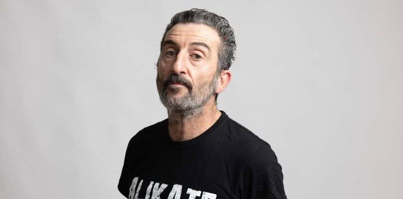 Luis Zahera posando con una camiseta negra en un fondo claro