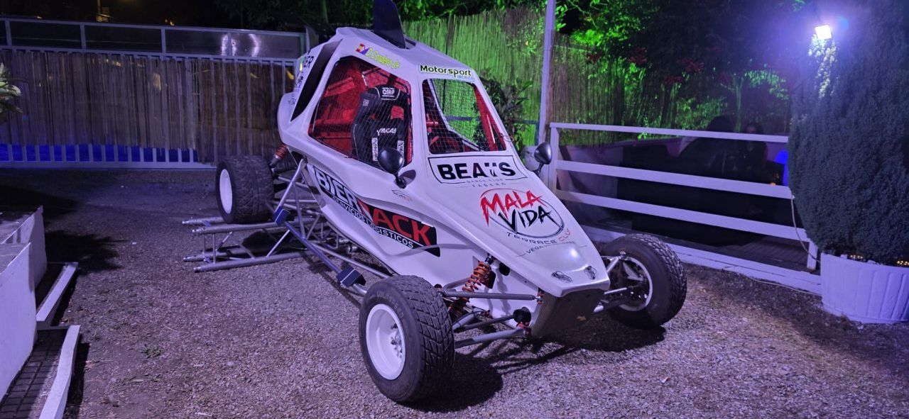 Vehículo de competición Mala Vida en un evento nocturno