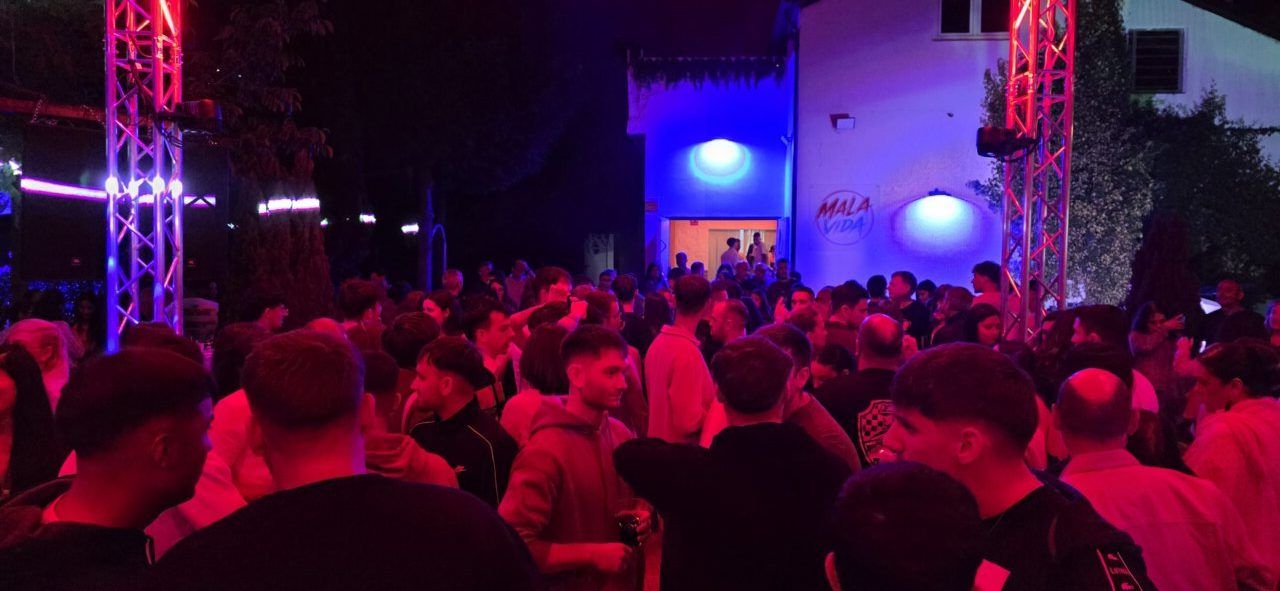 Multitud de personas en una fiesta nocturna en Mala Vida