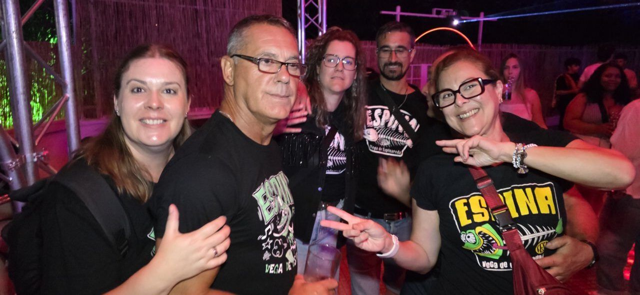 Grupo de amigos disfrutando en una fiesta en Vega de Espinareda