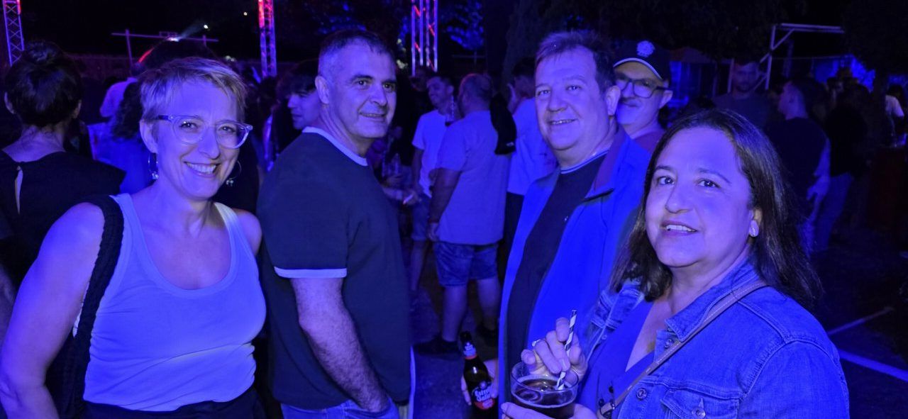 Grupo de amigos disfrutando de un evento nocturno con luces de colores