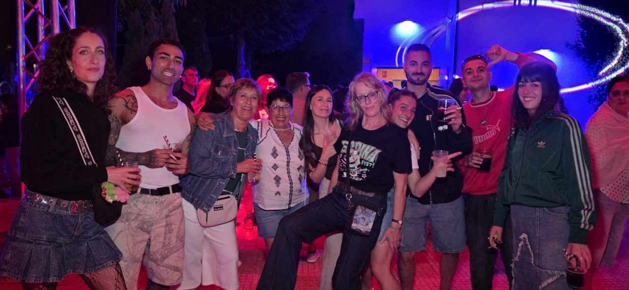 Grupo de personas disfrutando en una fiesta nocturna en Vega de Espinareda