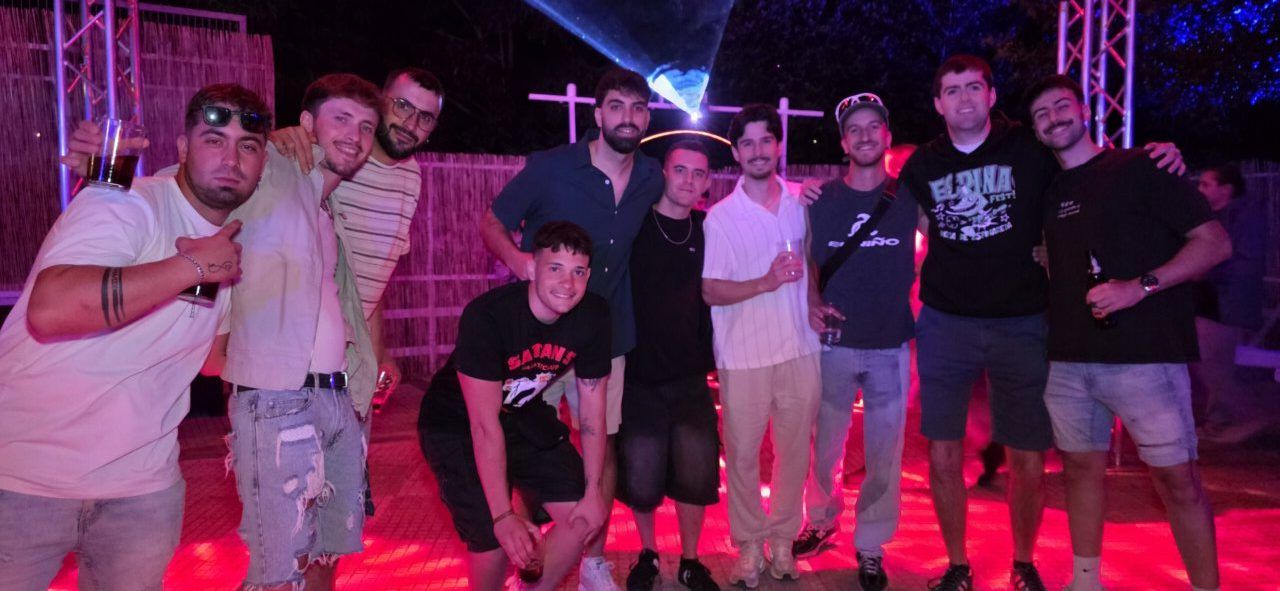 Grupo de amigos disfrutando en una fiesta nocturna con luces de colores